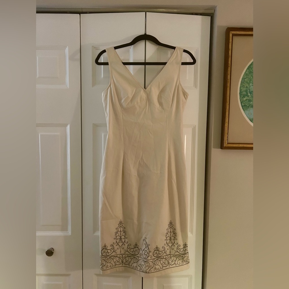 Express Women’s Classic Cream Stretch Cocktail Dress Sz 7/8 W/ Black Embroidery